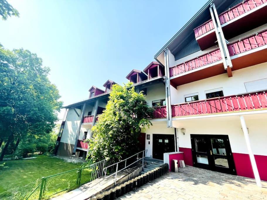Fewo 20 - Appartement Im Rottalblick - Youngmodern Wohnen Mit Bademantelgang Zur Therme, Tv, Balkon Und Persoenlichem Gaesteempfang Von Astarte Estate Bad Griesbach  Exterior foto